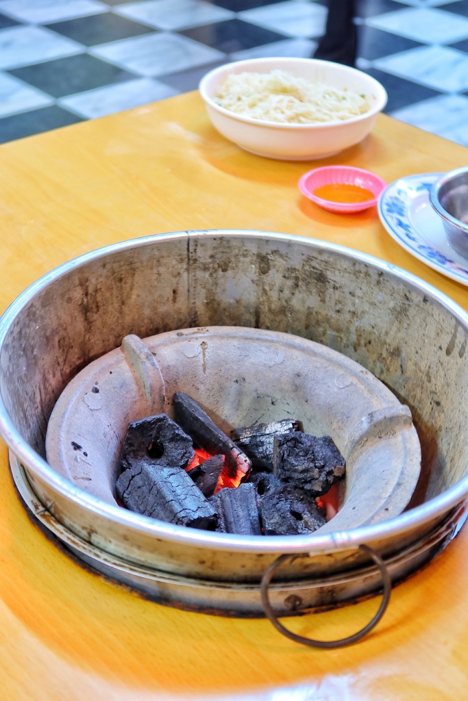【竹南羊肉爐】詹師傅竹南越式羊肉爐，在地30年創始老店，必吃招牌炭燒羊肉爐! @混血珊莎的奇幻旅程