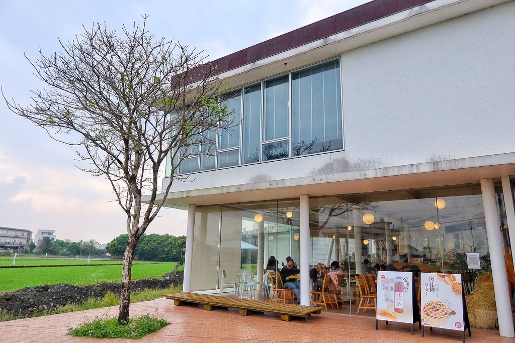 【冬山咖啡廳】宜蘭烏龜島咖啡廳，純白色系玻璃屋，夢幻藍色水池超好拍 @混血珊莎的奇幻旅程