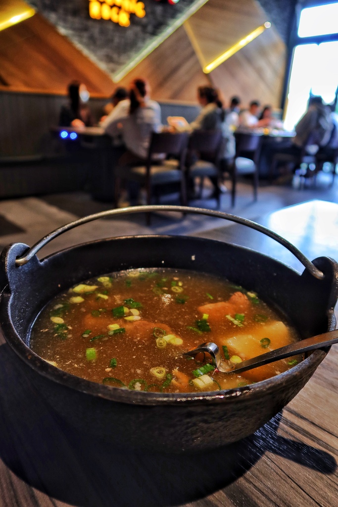 【竹北燒肉】火山岩燒肉竹北旗艦店，主打印地安特色主題，全牛餐份量多又美味! @混血珊莎的奇幻旅程
