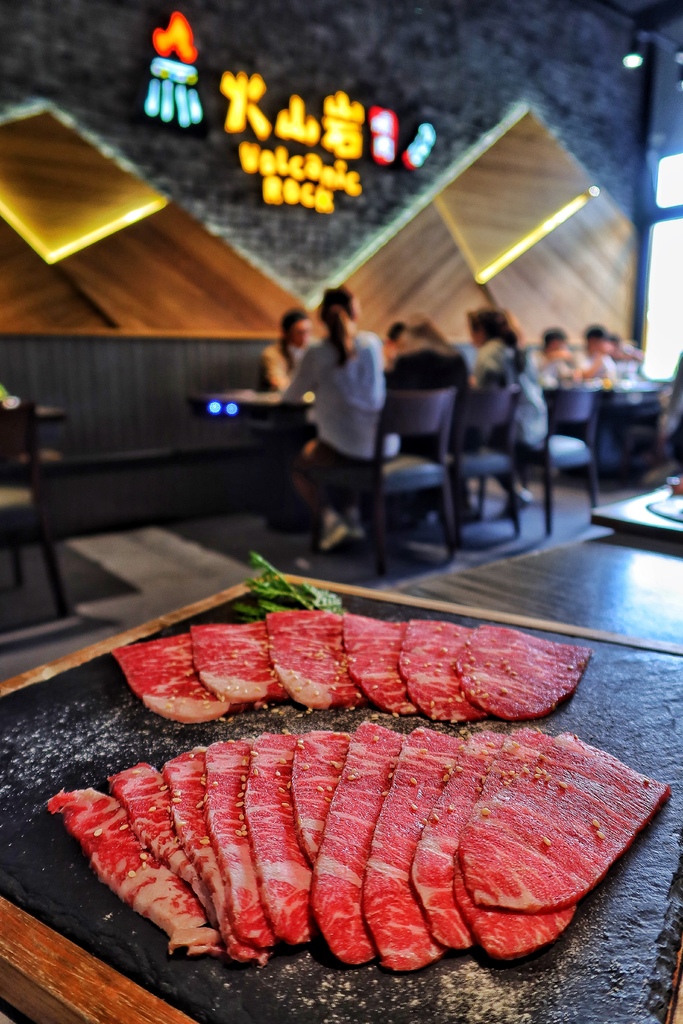 【竹北燒肉】火山岩燒肉竹北旗艦店，主打印地安特色主題，全牛餐份量多又美味! @混血珊莎的奇幻旅程