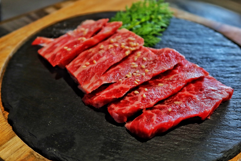 【竹北燒肉】火山岩燒肉竹北旗艦店，主打印地安特色主題，全牛餐份量多又美味! @混血珊莎的奇幻旅程