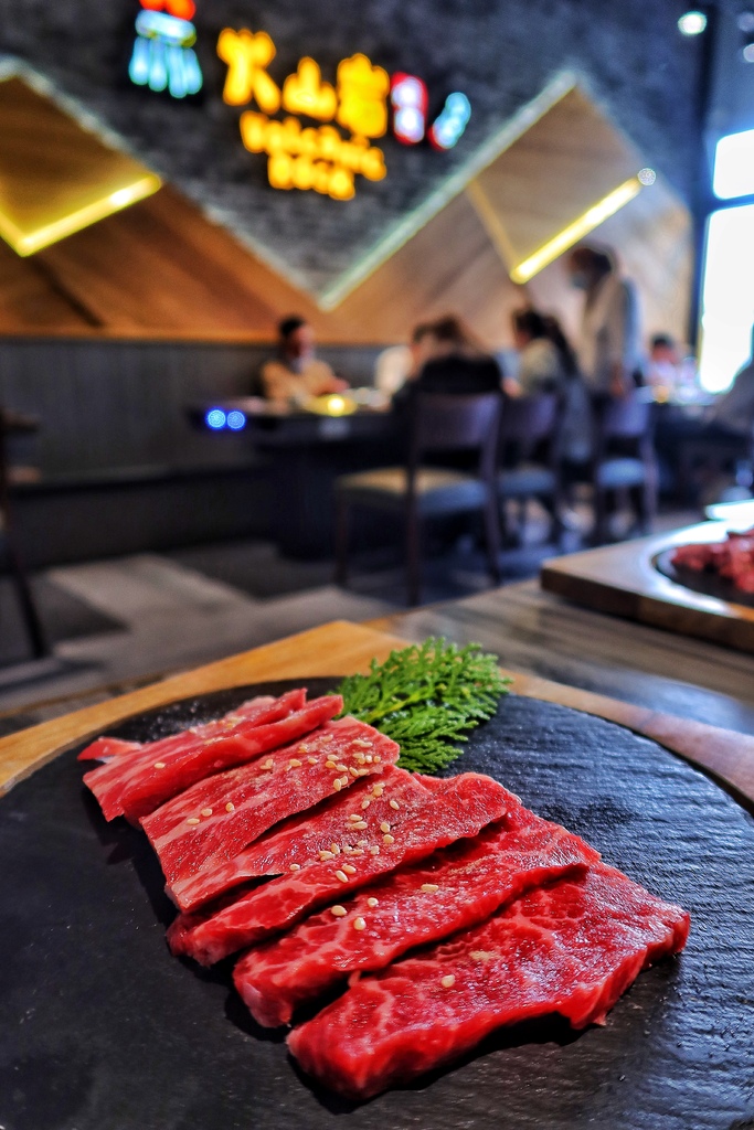 【竹北燒肉】火山岩燒肉竹北旗艦店，主打印地安特色主題，全牛餐份量多又美味! @混血珊莎的奇幻旅程