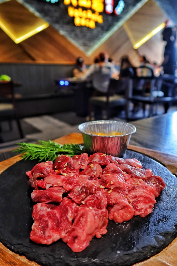 【竹北燒肉】火山岩燒肉竹北旗艦店，主打印地安特色主題，全牛餐份量多又美味! @混血珊莎的奇幻旅程