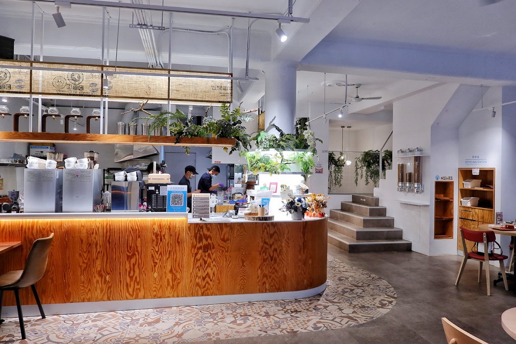 【西門咖啡廳】成真咖啡 西門店，植物系網美咖啡廳，必吃招牌甜點舒芙蕾，還有繽紛彩紅飯超夢幻! @混血珊莎的奇幻旅程