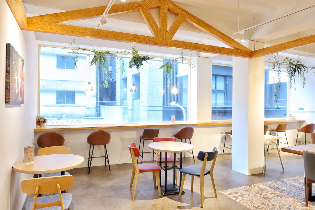 【西門咖啡廳】成真咖啡 西門店，植物系網美咖啡廳，必吃招牌甜點舒芙蕾，還有繽紛彩紅飯超夢幻! @混血珊莎的奇幻旅程