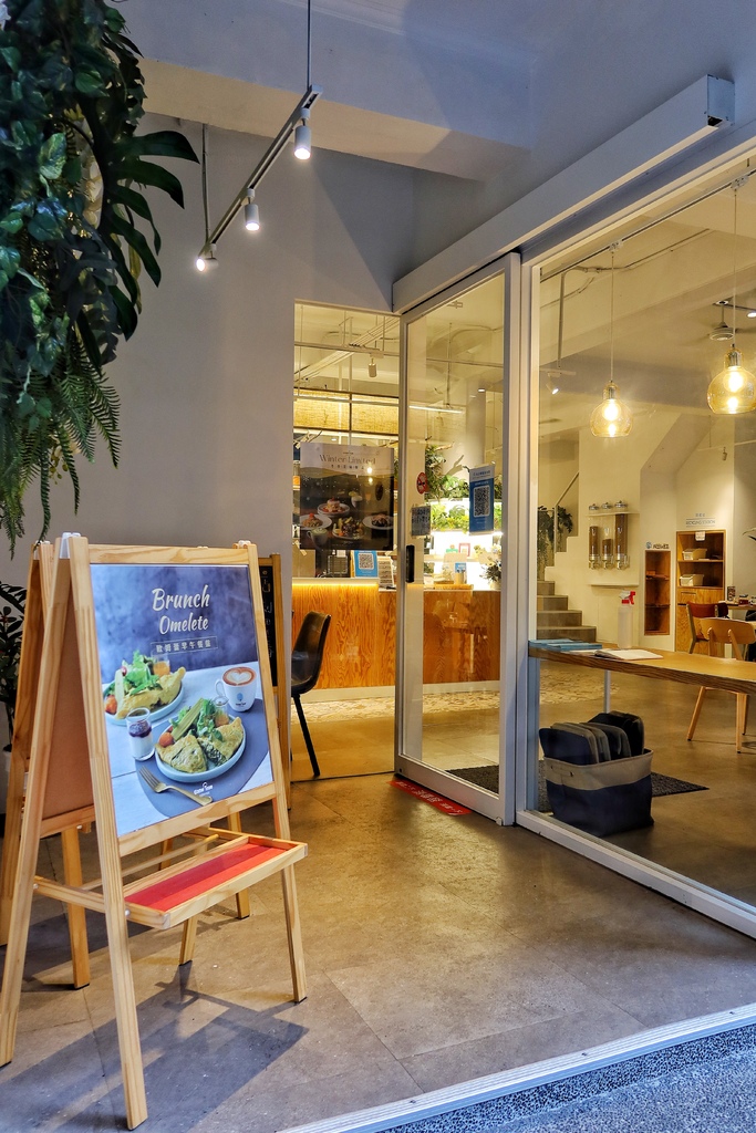 【西門咖啡廳】成真咖啡 西門店，植物系網美咖啡廳，必吃招牌甜點舒芙蕾，還有繽紛彩紅飯超夢幻! @混血珊莎的奇幻旅程