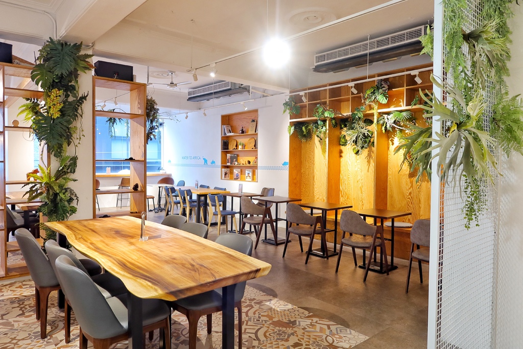 【西門咖啡廳】成真咖啡 西門店，植物系網美咖啡廳，必吃招牌甜點舒芙蕾，還有繽紛彩紅飯超夢幻! @混血珊莎的奇幻旅程