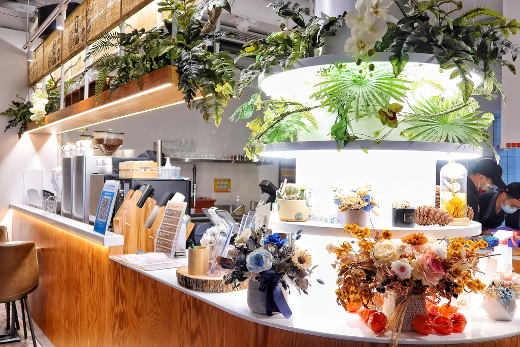 【西門咖啡廳】成真咖啡 西門店，植物系網美咖啡廳，必吃招牌甜點舒芙蕾，還有繽紛彩紅飯超夢幻! @混血珊莎的奇幻旅程