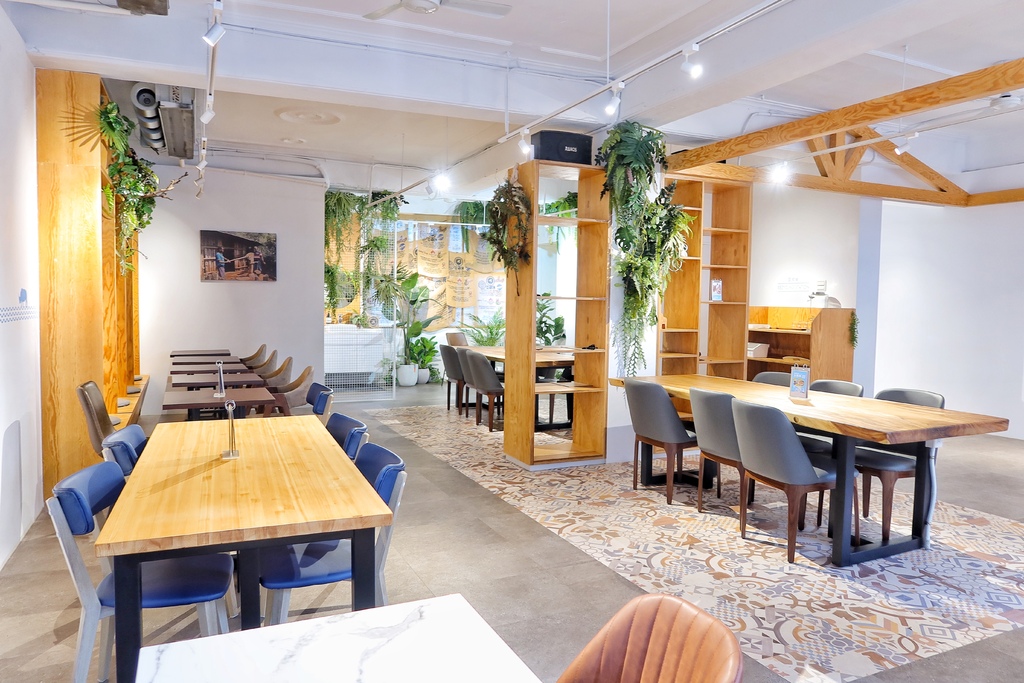 【西門咖啡廳】成真咖啡 西門店，植物系網美咖啡廳，必吃招牌甜點舒芙蕾，還有繽紛彩紅飯超夢幻! @混血珊莎的奇幻旅程