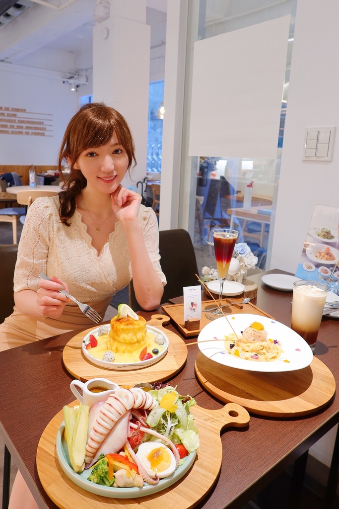 【西門咖啡廳】成真咖啡 西門店，植物系網美咖啡廳，必吃招牌甜點舒芙蕾，還有繽紛彩紅飯超夢幻! @混血珊莎的奇幻旅程