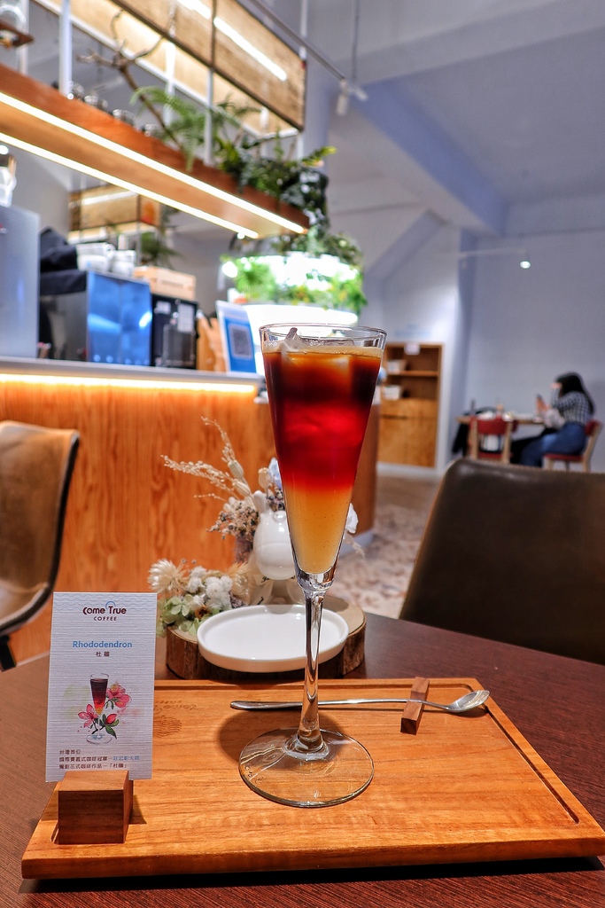 【西門咖啡廳】成真咖啡 西門店，植物系網美咖啡廳，必吃招牌甜點舒芙蕾，還有繽紛彩紅飯超夢幻! @混血珊莎的奇幻旅程