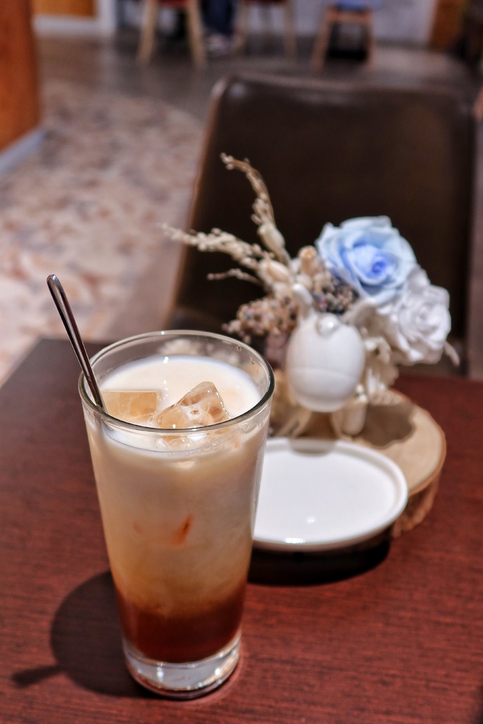 【西門咖啡廳】成真咖啡 西門店，植物系網美咖啡廳，必吃招牌甜點舒芙蕾，還有繽紛彩紅飯超夢幻! @混血珊莎的奇幻旅程