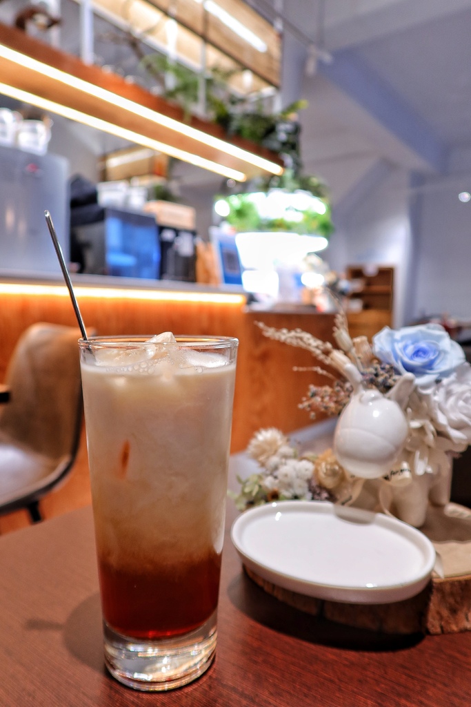 【西門咖啡廳】成真咖啡 西門店，植物系網美咖啡廳，必吃招牌甜點舒芙蕾，還有繽紛彩紅飯超夢幻! @混血珊莎的奇幻旅程