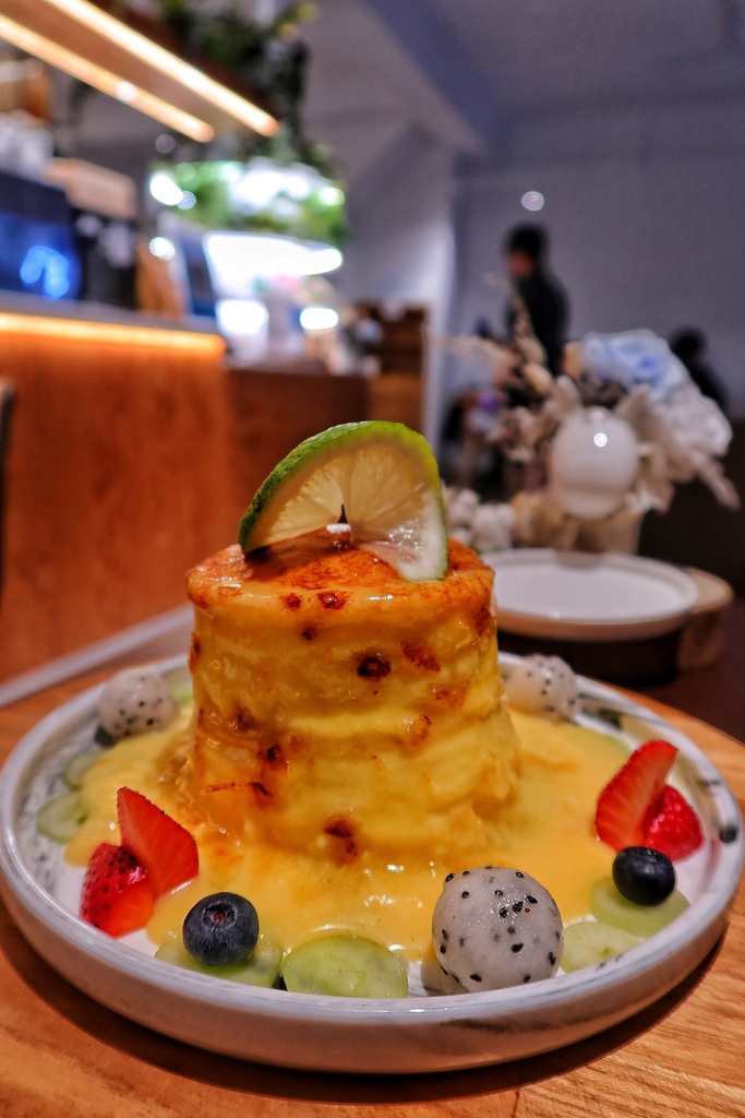 【西門咖啡廳】成真咖啡 西門店，植物系網美咖啡廳，必吃招牌甜點舒芙蕾，還有繽紛彩紅飯超夢幻! @混血珊莎的奇幻旅程