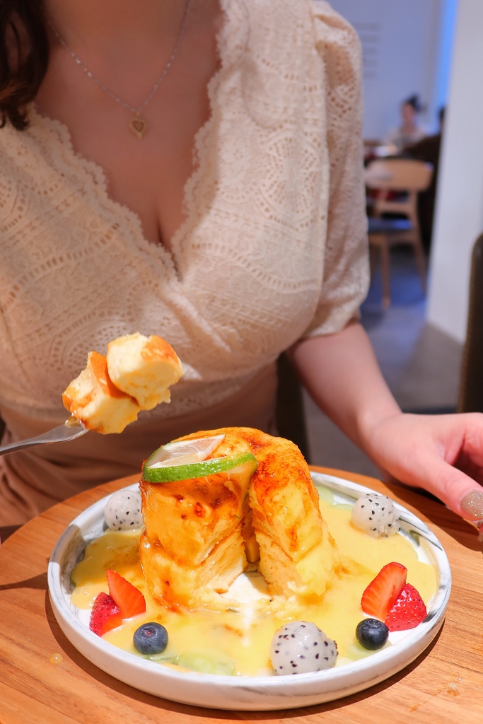 【西門咖啡廳】成真咖啡 西門店，植物系網美咖啡廳，必吃招牌甜點舒芙蕾，還有繽紛彩紅飯超夢幻! @混血珊莎的奇幻旅程