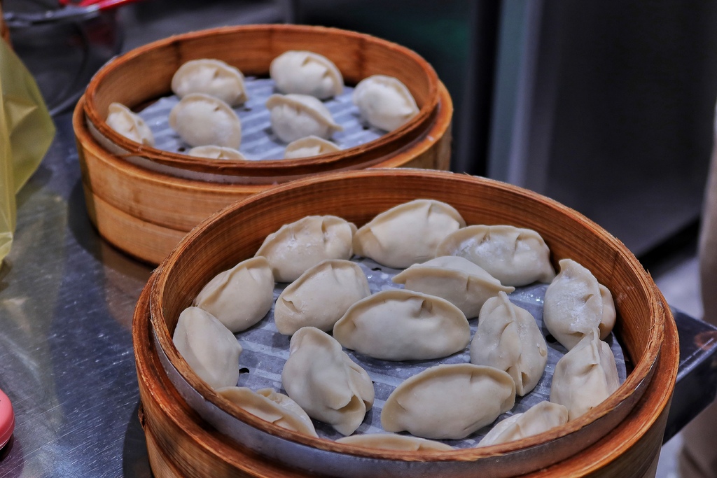 【西門町宵夜】蒸餃棧，招牌手工蒸餃皮薄餡多，超誘人爆漿奶皇包! @混血珊莎的奇幻旅程