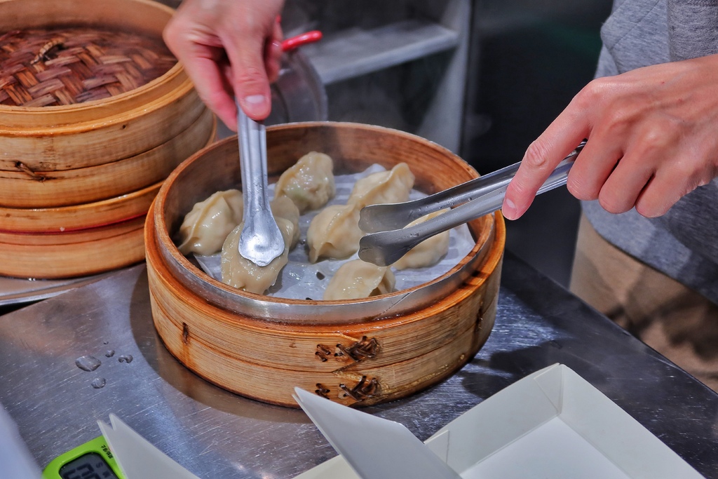 【西門町宵夜】蒸餃棧，招牌手工蒸餃皮薄餡多，超誘人爆漿奶皇包! @混血珊莎的奇幻旅程