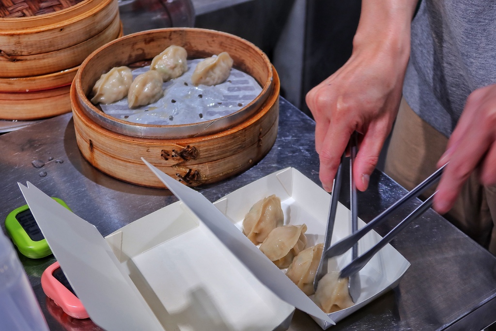 【西門町宵夜】蒸餃棧，招牌手工蒸餃皮薄餡多，超誘人爆漿奶皇包! @混血珊莎的奇幻旅程