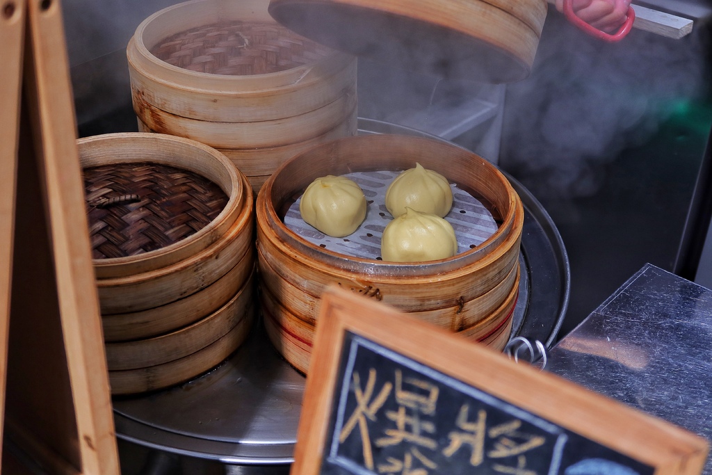 【西門町宵夜】蒸餃棧，招牌手工蒸餃皮薄餡多，超誘人爆漿奶皇包! @混血珊莎的奇幻旅程