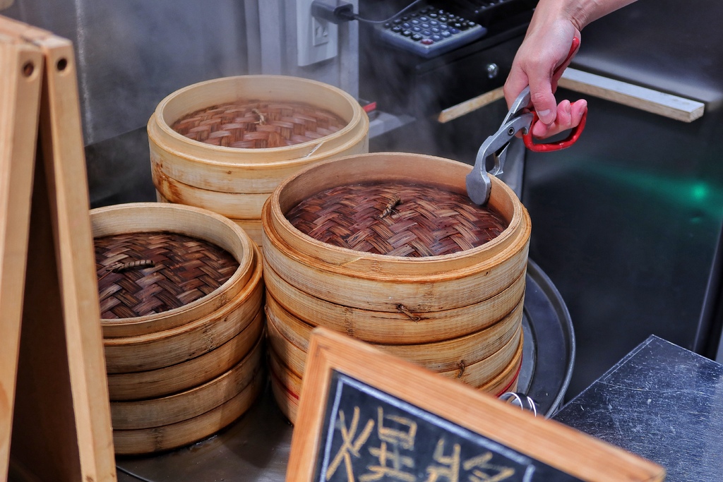 【西門町宵夜】蒸餃棧，招牌手工蒸餃皮薄餡多，超誘人爆漿奶皇包! @混血珊莎的奇幻旅程