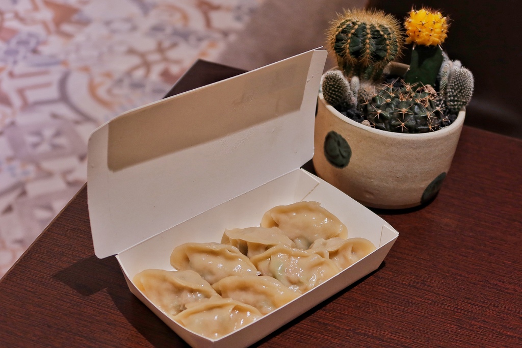【西門町宵夜】蒸餃棧，招牌手工蒸餃皮薄餡多，超誘人爆漿奶皇包! @混血珊莎的奇幻旅程