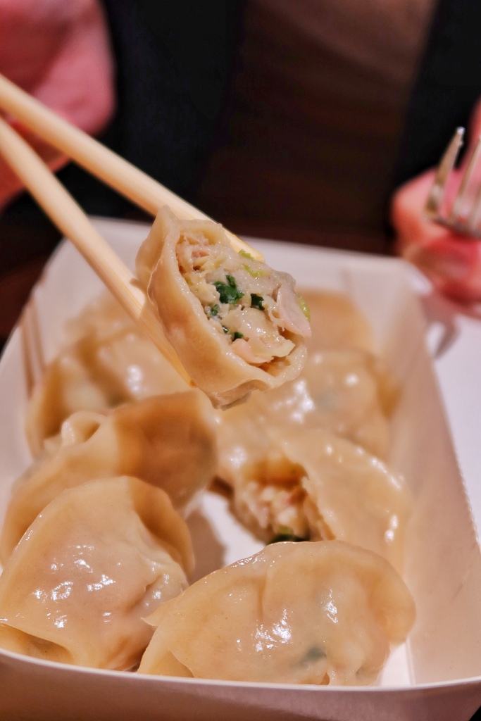 【西門町宵夜】蒸餃棧，招牌手工蒸餃皮薄餡多，超誘人爆漿奶皇包! @混血珊莎的奇幻旅程