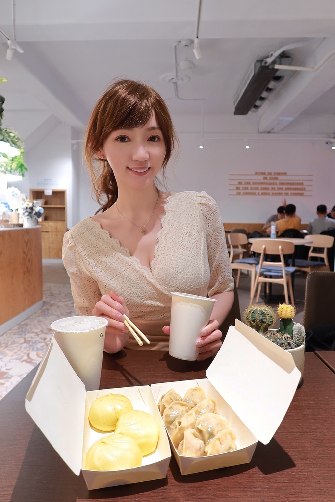 【西門町宵夜】蒸餃棧，招牌手工蒸餃皮薄餡多，超誘人爆漿奶皇包! @混血珊莎的奇幻旅程