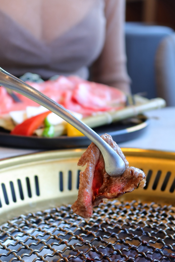 【信義區燒肉】揪餖燒肉│信義ATT頂級和牛燒烤│燈光美氣氛佳 台北慶生約會餐廳推薦 @混血珊莎的奇幻旅程