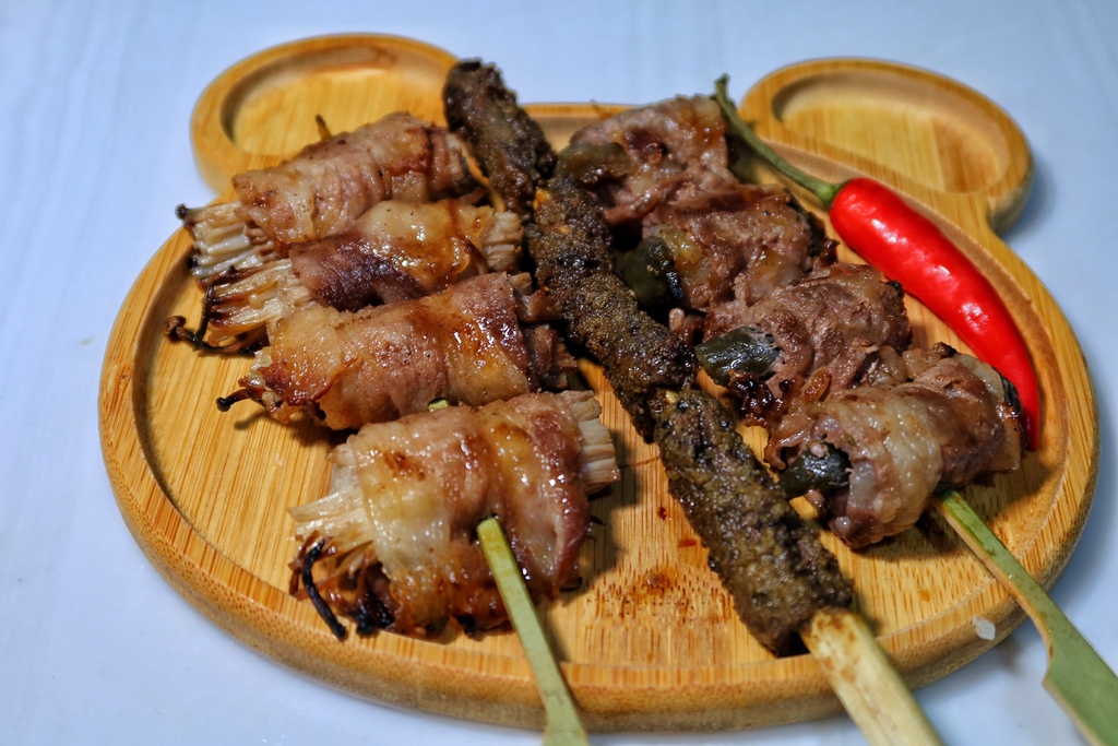 【寧夏夜市美食推薦】實在就烤串燒串，獨家防油袋保溫盒 外帶保溫超美味 @混血珊莎的奇幻旅程