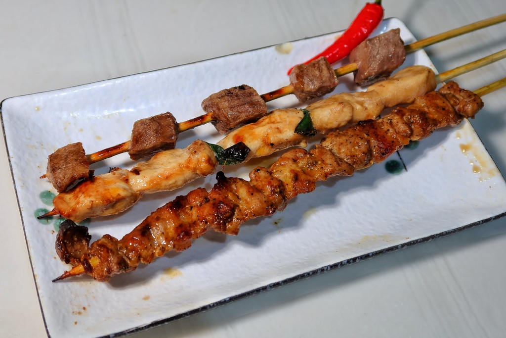 【寧夏夜市美食推薦】實在就烤串燒串，獨家防油袋保溫盒 外帶保溫超美味 @混血珊莎的奇幻旅程