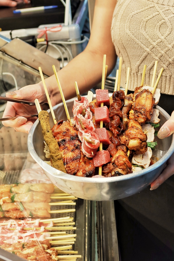 【寧夏夜市美食推薦】實在就烤串燒串，獨家防油袋保溫盒 外帶保溫超美味 @混血珊莎的奇幻旅程