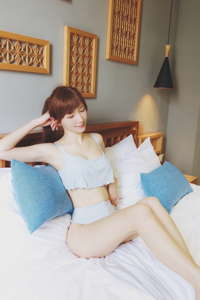 【內在美│泳裝推薦】Qmomo 晚安推推 睡眠內衣 打造夜晚美胸計畫 │Qmomo熱帶沙瓦 單綁帶渾圓美胸比基尼 專屬性感夏日穿搭 @混血珊莎的奇幻旅程