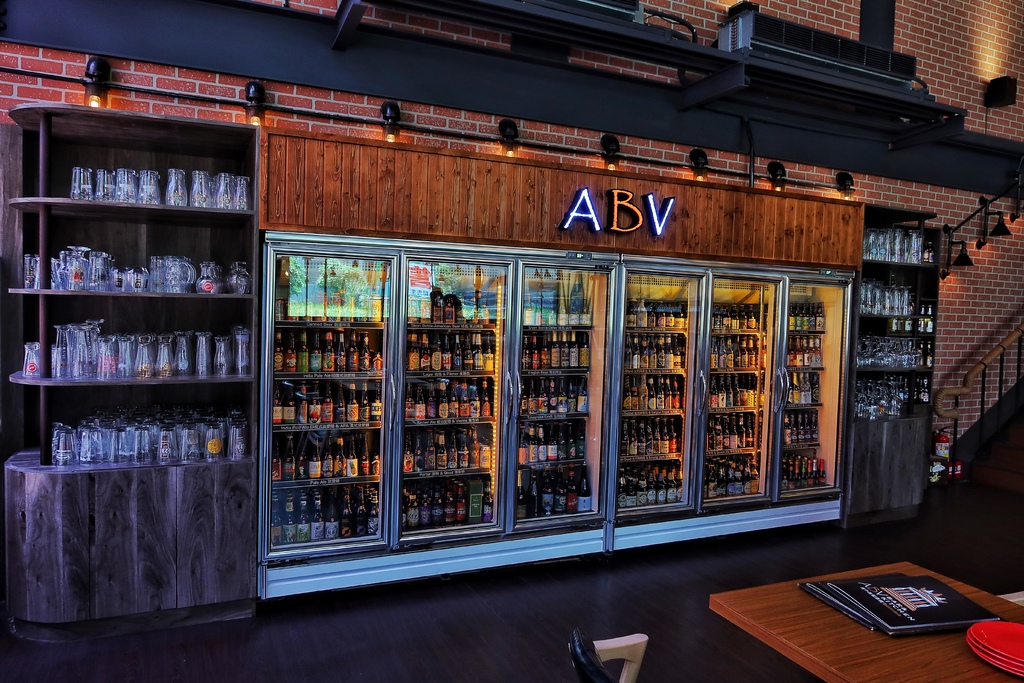 ABV地中海餐酒館｜林口旗艦店地中特色料理，300多種世界精釀啤酒! @混血珊莎的奇幻旅程