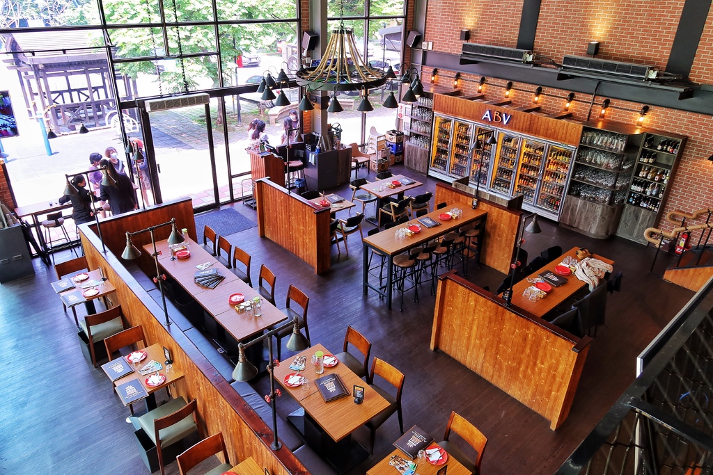 ABV地中海餐酒館｜林口旗艦店地中特色料理，300多種世界精釀啤酒! @混血珊莎的奇幻旅程
