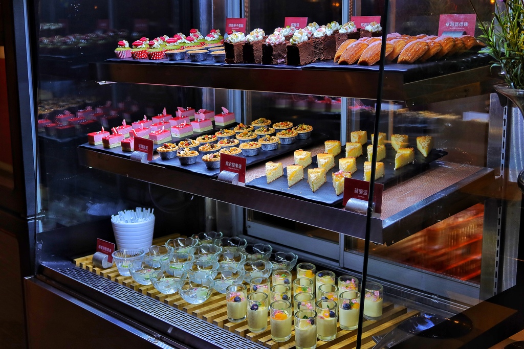 【台中吃到飽】星饗道國際自助餐Buffet吃到飽，現切爐烤美國牛排.紅白酒暢飲，超過百種多國料理無限爽吃! @混血珊莎的奇幻旅程