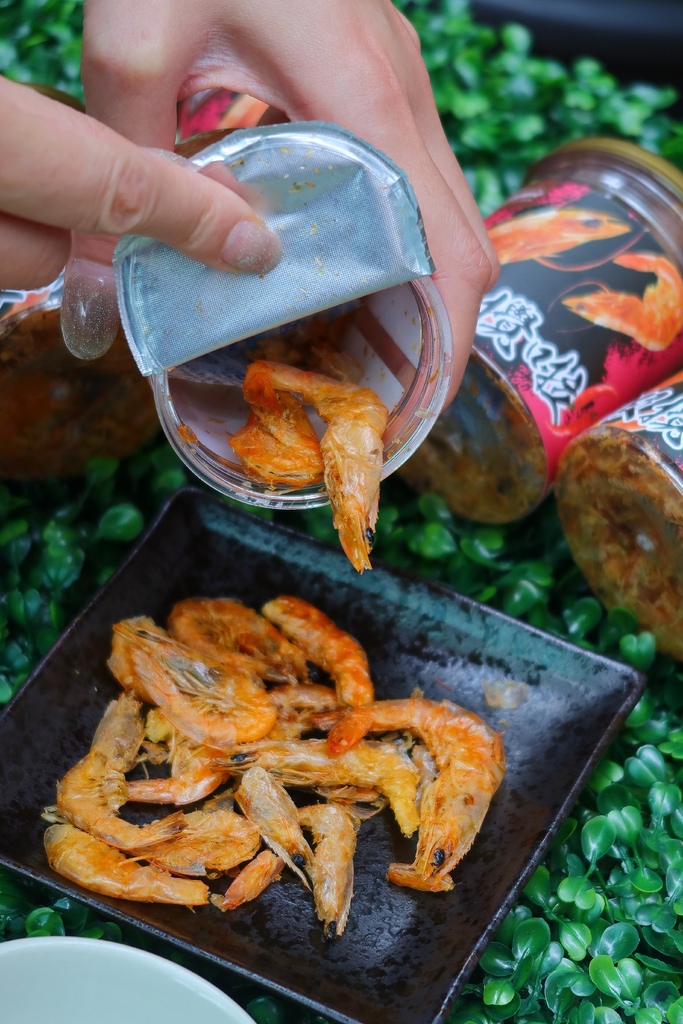 【零食開箱】網購熱賣零食-蝦攪啦│吃得到整尾蝦酥 濃濃海味超爽快│撒上鬼椒粉麻辣灑粉 辣味十足超過癮│防疫在家/追劇/露營/聚餐必備零食 @混血珊莎的奇幻旅程