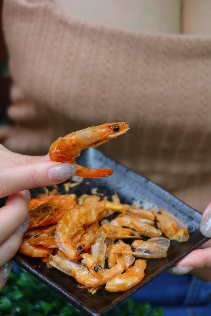 【零食開箱】網購熱賣零食-蝦攪啦│吃得到整尾蝦酥 濃濃海味超爽快│撒上鬼椒粉麻辣灑粉 辣味十足超過癮│防疫在家/追劇/露營/聚餐必備零食 @混血珊莎的奇幻旅程