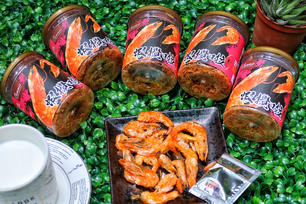 【零食開箱】網購熱賣零食-蝦攪啦│吃得到整尾蝦酥 濃濃海味超爽快│撒上鬼椒粉麻辣灑粉 辣味十足超過癮│防疫在家/追劇/露營/聚餐必備零食 @混血珊莎的奇幻旅程