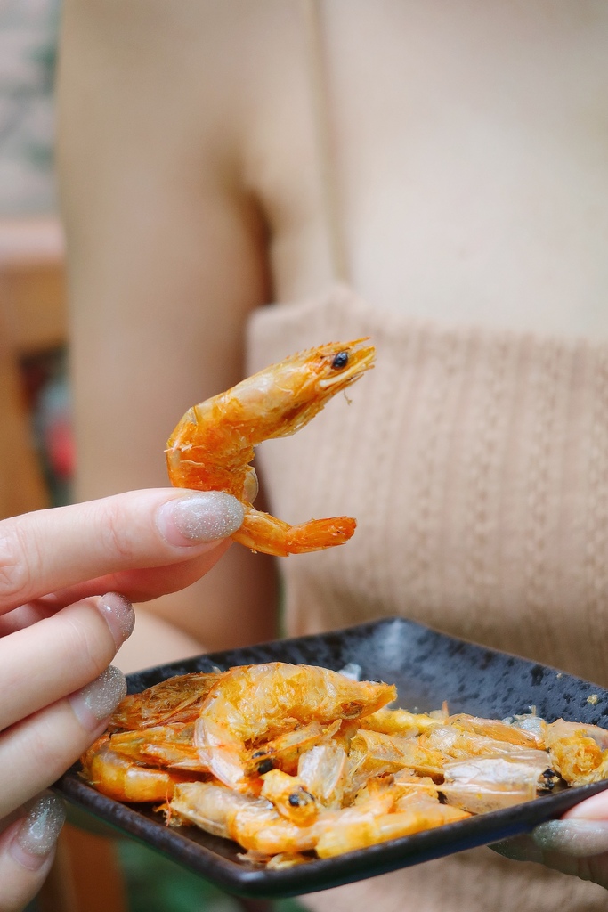 【零食開箱】網購熱賣零食-蝦攪啦│吃得到整尾蝦酥 濃濃海味超爽快│撒上鬼椒粉麻辣灑粉 辣味十足超過癮│防疫在家/追劇/露營/聚餐必備零食 @混血珊莎的奇幻旅程