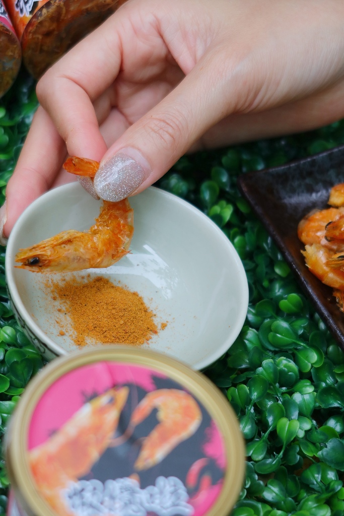 【零食開箱】網購熱賣零食-蝦攪啦│吃得到整尾蝦酥 濃濃海味超爽快│撒上鬼椒粉麻辣灑粉 辣味十足超過癮│防疫在家/追劇/露營/聚餐必備零食 @混血珊莎的奇幻旅程