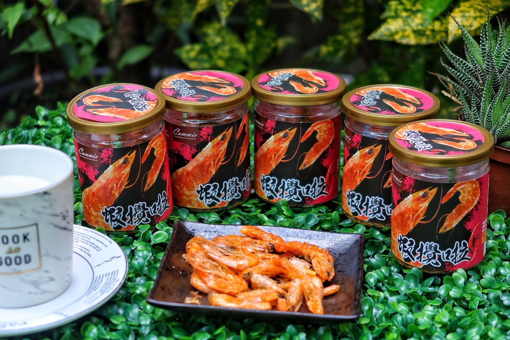 【零食開箱】網購熱賣零食-蝦攪啦│吃得到整尾蝦酥 濃濃海味超爽快│撒上鬼椒粉麻辣灑粉 辣味十足超過癮│防疫在家/追劇/露營/聚餐必備零食 @混血珊莎的奇幻旅程