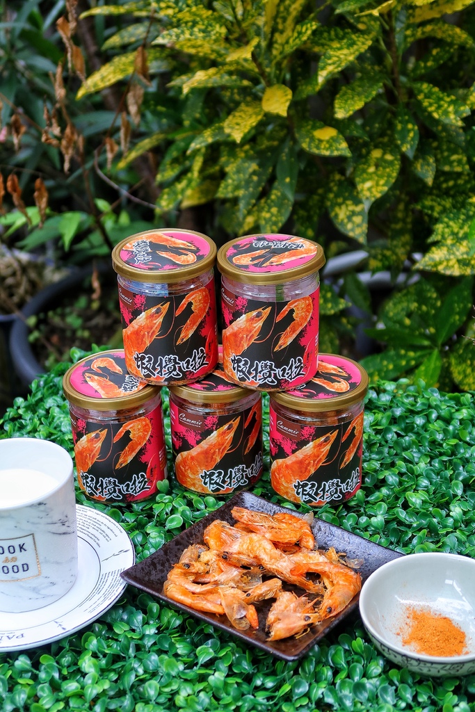 【零食開箱】網購熱賣零食-蝦攪啦│吃得到整尾蝦酥 濃濃海味超爽快│撒上鬼椒粉麻辣灑粉 辣味十足超過癮│防疫在家/追劇/露營/聚餐必備零食 @混血珊莎的奇幻旅程