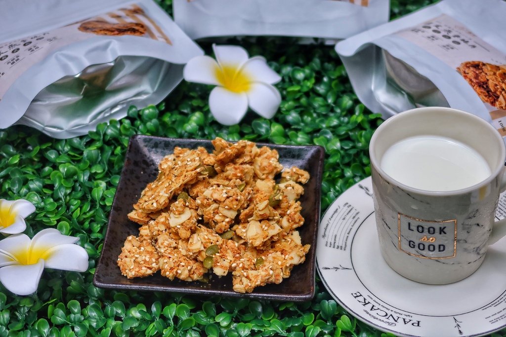 【餅乾開箱】惟朵裸食纖維燕麥脆片/惟朵裸食纖維燕麥棒-法式可可/義式香蒜│健康無負擔 嘴饞必備零食│追劇/露營/聚餐/工作必備餅乾 @混血珊莎的奇幻旅程