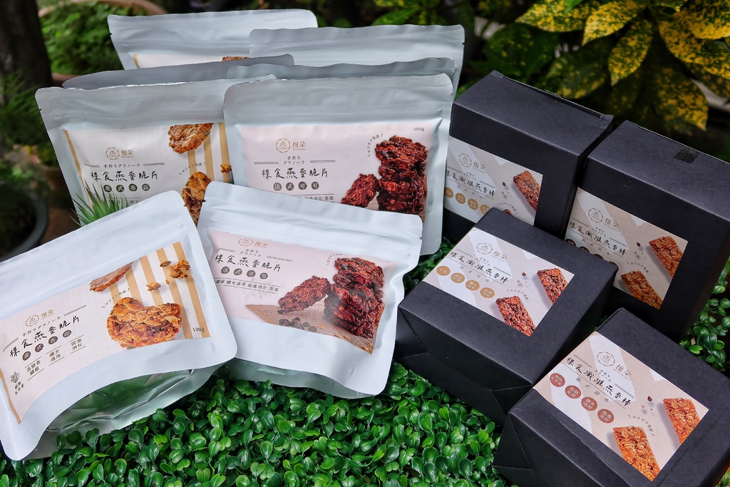 【餅乾開箱】惟朵裸食纖維燕麥脆片/惟朵裸食纖維燕麥棒-法式可可/義式香蒜│健康無負擔 嘴饞必備零食│追劇/露營/聚餐/工作必備餅乾 @混血珊莎的奇幻旅程