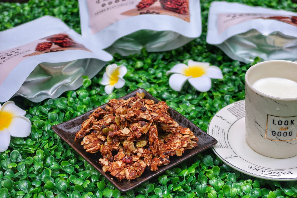【餅乾開箱】惟朵裸食纖維燕麥脆片/惟朵裸食纖維燕麥棒-法式可可/義式香蒜│健康無負擔 嘴饞必備零食│追劇/露營/聚餐/工作必備餅乾 @混血珊莎的奇幻旅程
