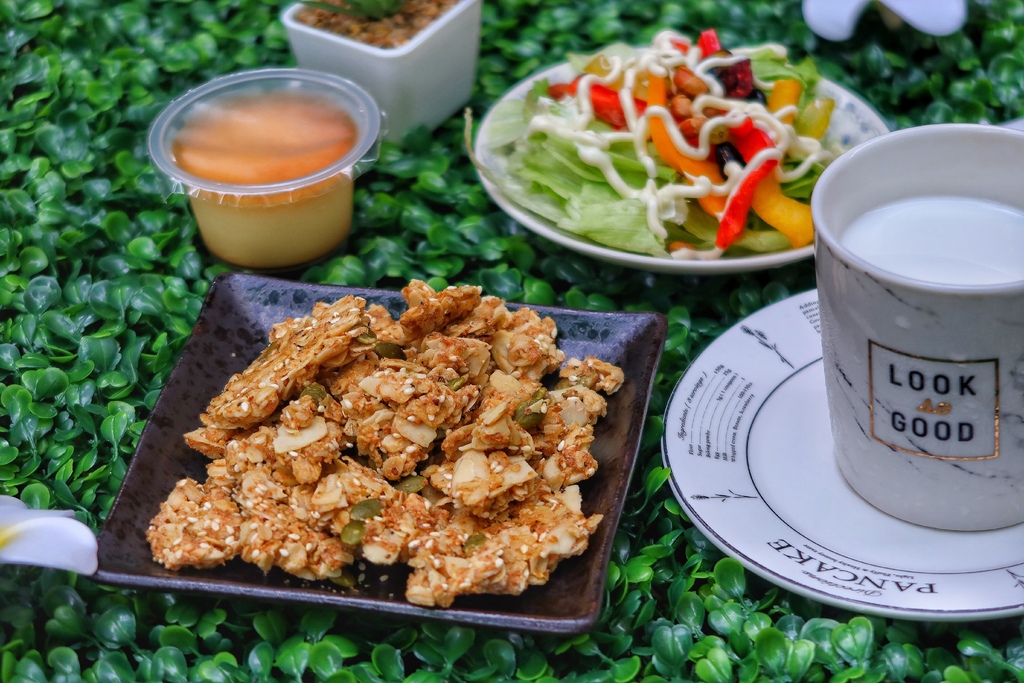【餅乾開箱】惟朵裸食纖維燕麥脆片/惟朵裸食纖維燕麥棒-法式可可/義式香蒜│健康無負擔 嘴饞必備零食│追劇/露營/聚餐/工作必備餅乾 @混血珊莎的奇幻旅程