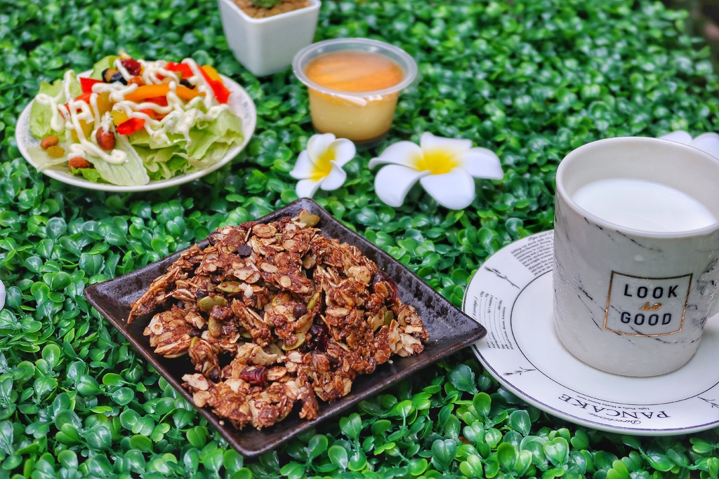 【餅乾開箱】惟朵裸食纖維燕麥脆片/惟朵裸食纖維燕麥棒-法式可可/義式香蒜│健康無負擔 嘴饞必備零食│追劇/露營/聚餐/工作必備餅乾 @混血珊莎的奇幻旅程