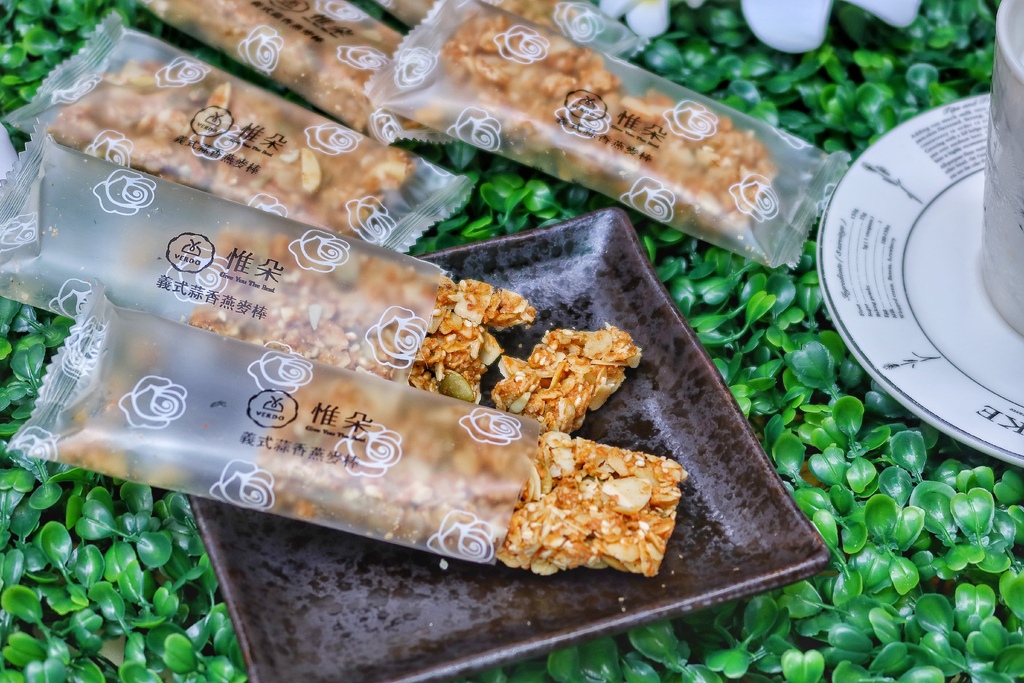 【餅乾開箱】惟朵裸食纖維燕麥脆片/惟朵裸食纖維燕麥棒-法式可可/義式香蒜│健康無負擔 嘴饞必備零食│追劇/露營/聚餐/工作必備餅乾 @混血珊莎的奇幻旅程