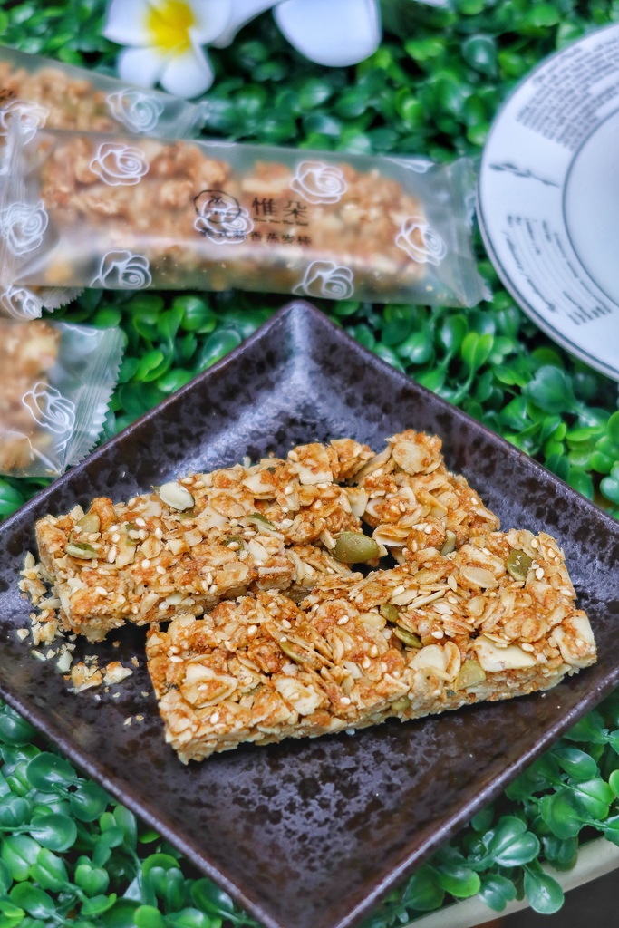 【餅乾開箱】惟朵裸食纖維燕麥脆片/惟朵裸食纖維燕麥棒-法式可可/義式香蒜│健康無負擔 嘴饞必備零食│追劇/露營/聚餐/工作必備餅乾 @混血珊莎的奇幻旅程