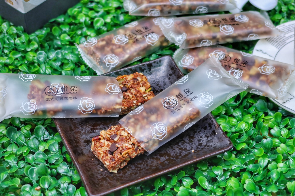 【餅乾開箱】惟朵裸食纖維燕麥脆片/惟朵裸食纖維燕麥棒-法式可可/義式香蒜│健康無負擔 嘴饞必備零食│追劇/露營/聚餐/工作必備餅乾 @混血珊莎的奇幻旅程